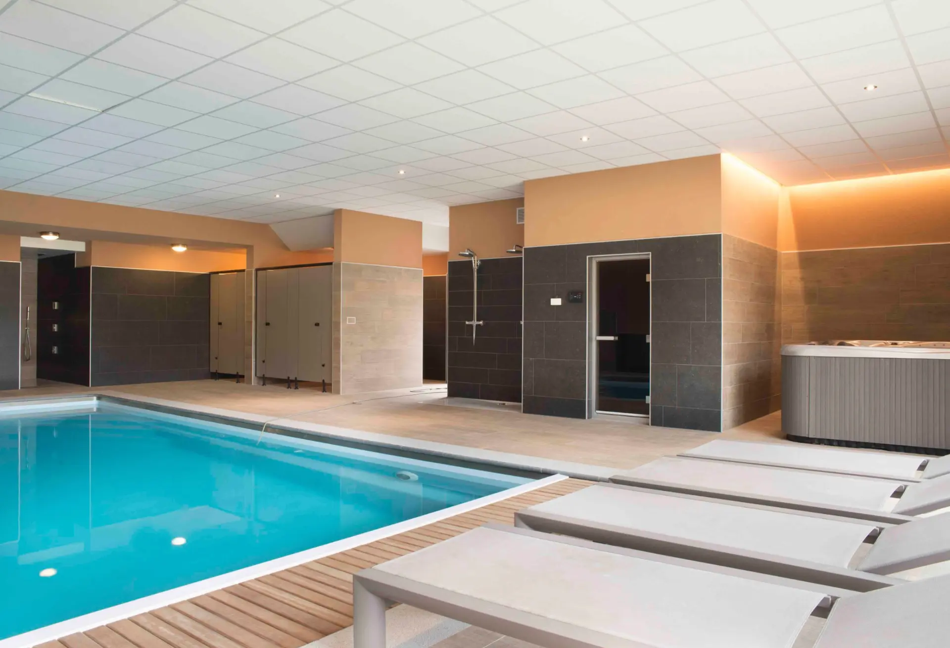 Piscine intérieure et jacuzzi de la Ferme de Randoux